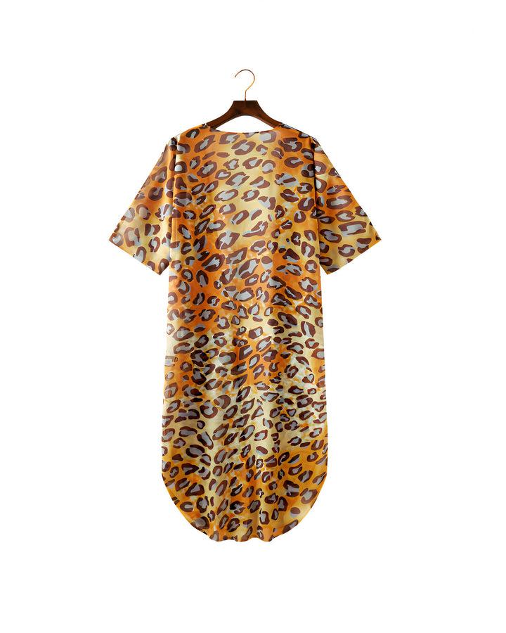 Kimono imprimé léopard orange sur un cintre. Vêtement léger et tendance. Découvrez notre collection de kimonos.