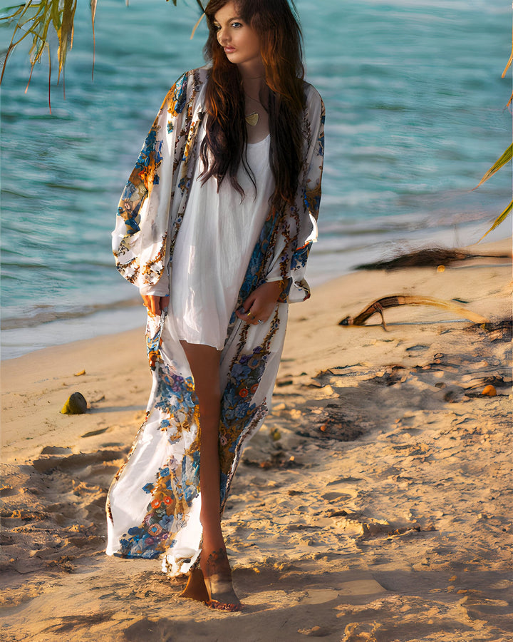 Femme portant un kimono fleuri sur la plage. Kimonos élégants et confortables pour toutes les occasions. Découvrez notre collection de kimonos uniques. Achetez maintenant !