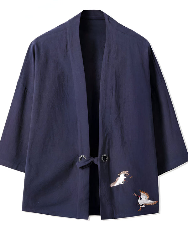 Kimono bleu marine avec broderies de grues, vêtement traditionnel japonais en vente.