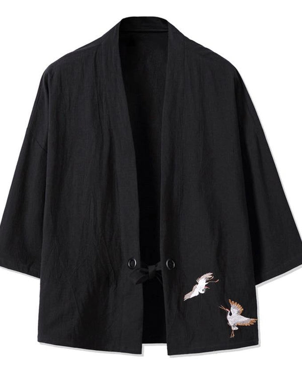 Kimono noir avec broderies de grues. Vêtement traditionnel japonais. Boutique en ligne de kimonos.