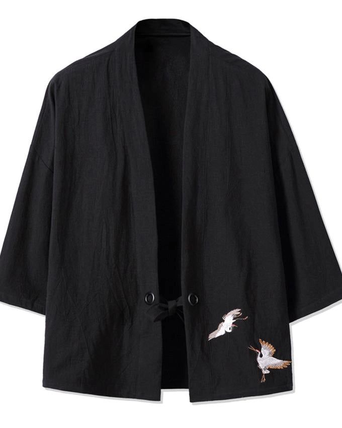 Kimono noir avec broderies de grues. Vêtement traditionnel japonais. Boutique en ligne de kimonos.