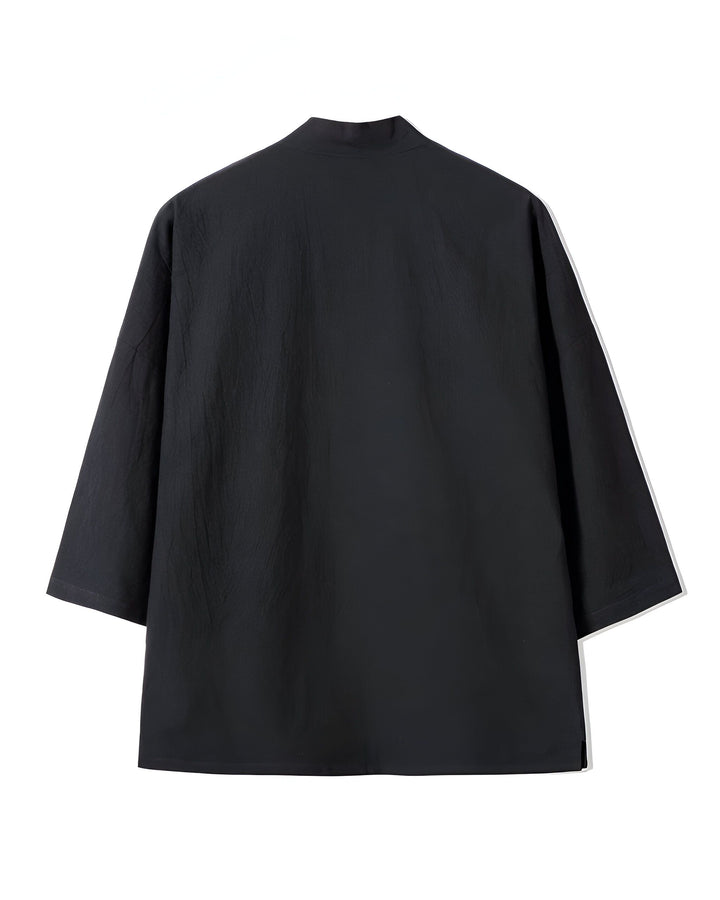 Kimono noir unisexe avec manches 3/4. Vêtement japonais traditionnel, style décontracté. Idéal pour compléter votre garde-robe avec une touche d'élégance. Découvrez notre collection de kimonos en ligne.