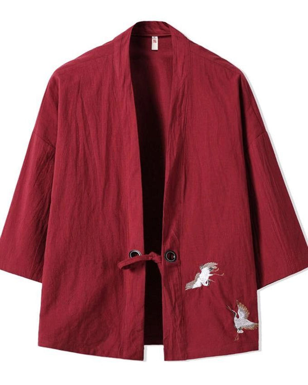 Kimono bordeaux pour homme avec broderies de grues. Vêtement japonais traditionnel, idéal pour un style élégant et décontracté. Disponible dans notre boutique en ligne.