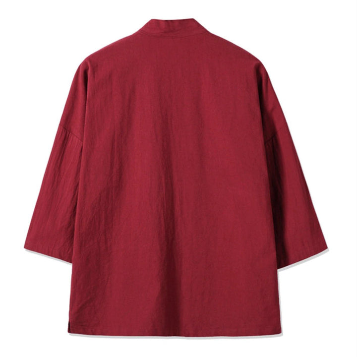 Kimono rouge unisexe à manches 3/4. Vêtement japonais traditionnel, parfait pour un style décontracté et élégant. Découvrez notre collection de kimonos uniques.