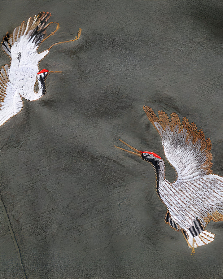 Motif de grues brodées sur tissu de kimono. Détails raffinés et artistiques. Parfait pour les amateurs de kimonos et de culture japonaise.