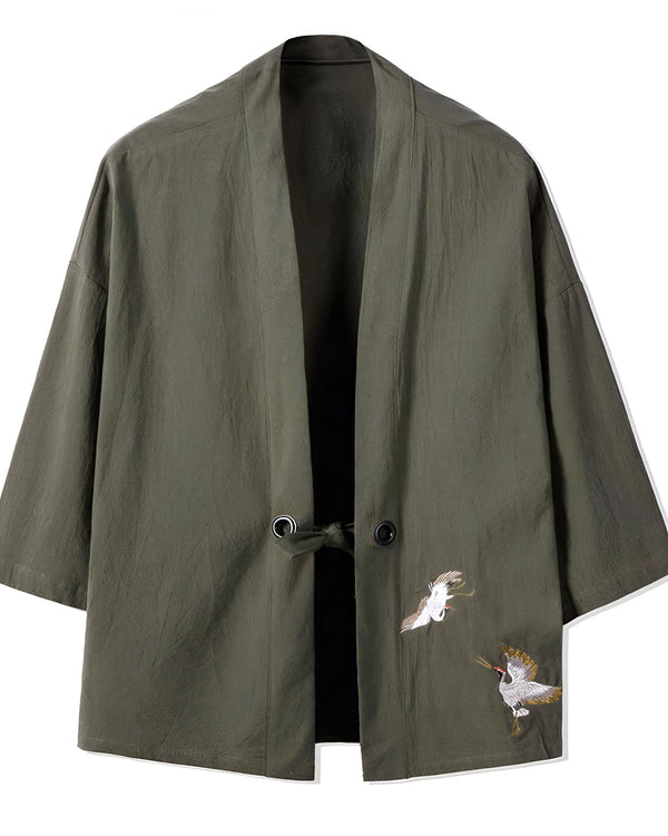Kimono vert olive avec broderies de grues. Vêtement japonais traditionnel, veste légère style kimono pour hommes et femmes. Mode japonaise, yukata.