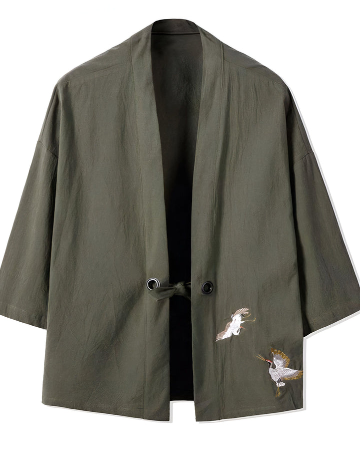 Kimono vert olive avec broderies de grues. Vêtement japonais traditionnel, veste légère style kimono pour hommes et femmes. Mode japonaise, yukata.