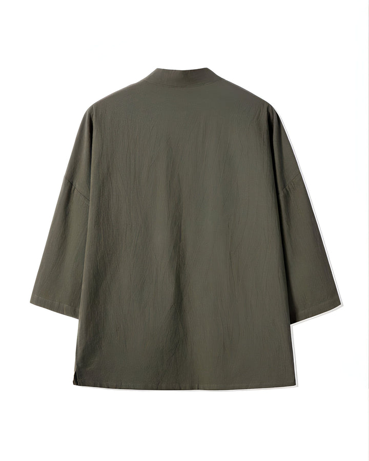 Kimono unisexe vert olive à manches larges. Vêtement de style japonais en vente.
