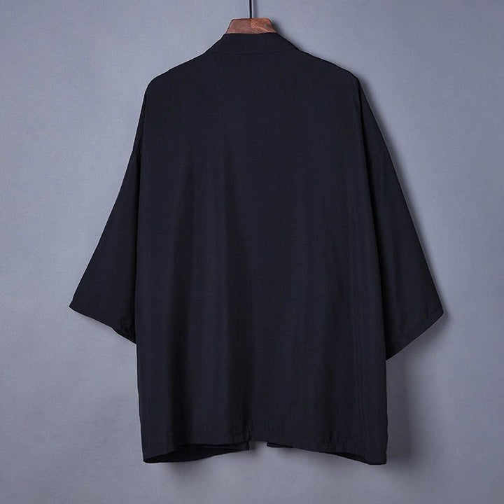 Vue arrière d'un kimono noir suspendu. Vêtements traditionnels japonais en vente.