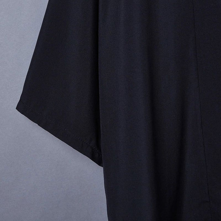 Détail d'un kimono noir, focus sur la manche. Vêtements japonais traditionnels et modernes à découvrir.