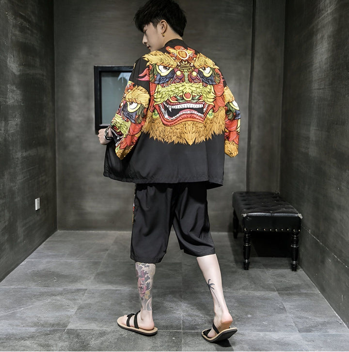 Homme portant un kimono avec motif de lion, dos visible. Vêtements japonais traditionnels en vente.