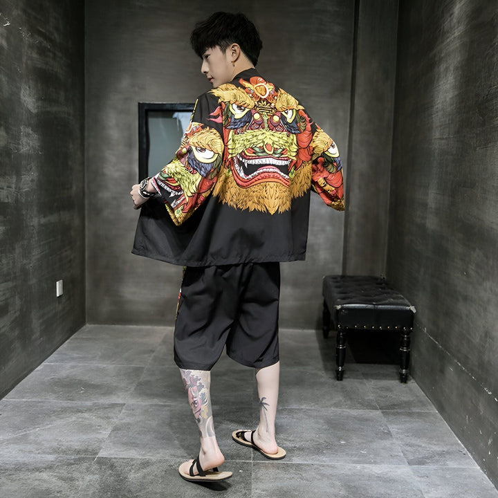Homme portant un kimono noir avec un imprimé de lion japonais coloré dans le dos. Vêtements de style japonais à la mode. Kimono pour homme disponible à l'achat. Boutique de kimonos authentiques.