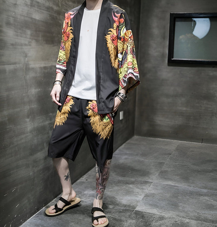 Homme portant un kimono noir et un short assorti avec des motifs de dragon colorés. Vêtements de style japonais. Kimonos à la mode.