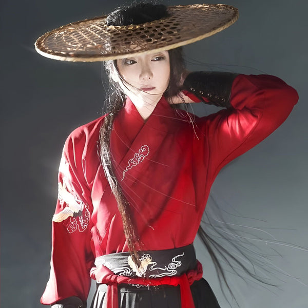 Image d'une personne portant un kimono rouge avec des motifs traditionnels et un chapeau de paille conique. Vêtements de style kimono à vendre.