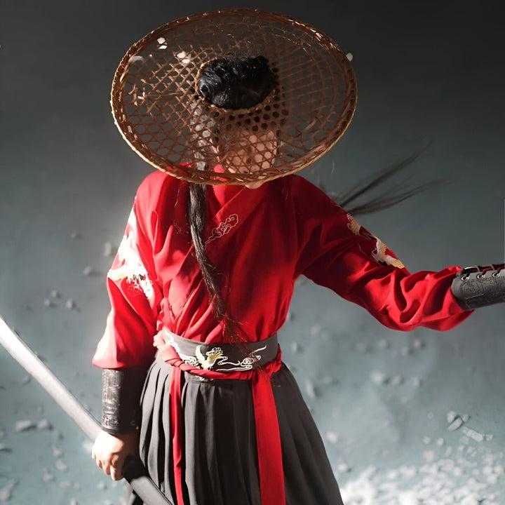 Kimono rouge avec broderies, chapeau tressé traditionnel et ceinture ornée d'un dragon. Vente de kimonos uniques.