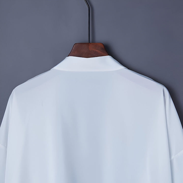 Vue rapprochée du dos d'un kimono blanc sur un cintre. Kimono élégant, vêtement traditionnel japonais. Boutique de kimonos en ligne.