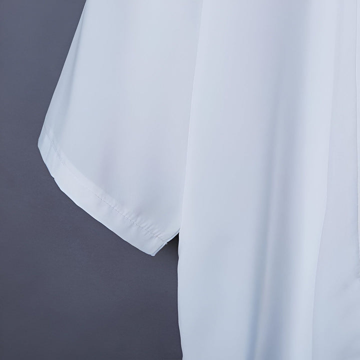 Détail d'un kimono blanc : manche courte, tissu léger. Découvrez nos kimonos de qualité sur notre boutique en ligne !