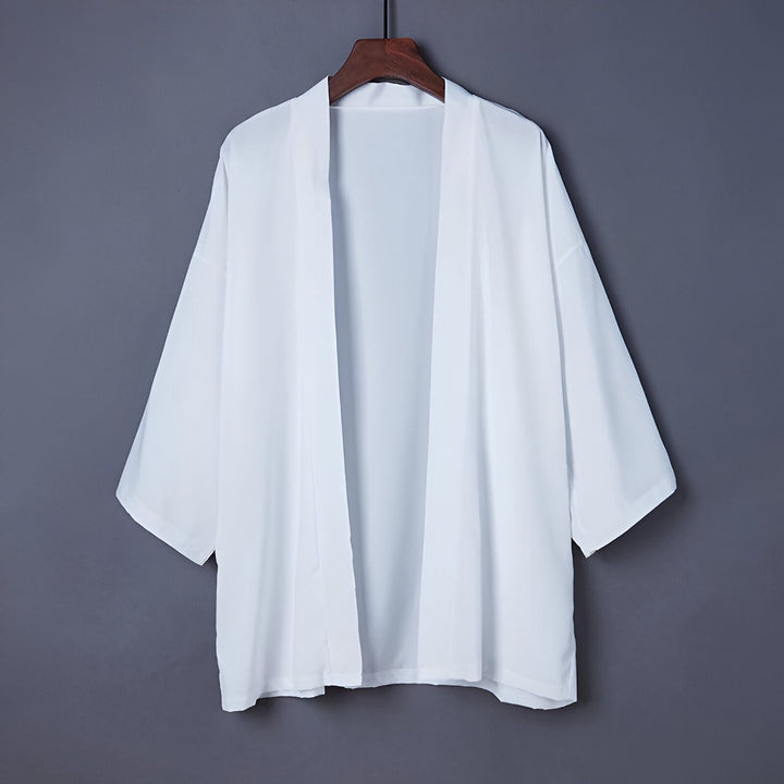 Kimono blanc pour hommes suspendu à un cintre. Vêtements japonais traditionnels disponibles à l'achat.