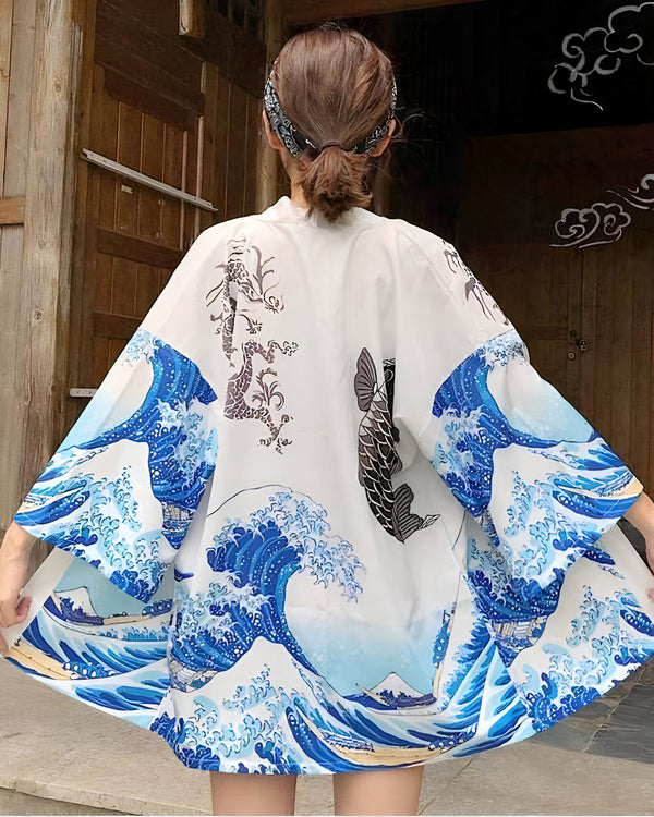 Femme de dos portant un kimono blanc imprimé de vagues bleues, de carpes koi et de dragons. Kimono japonais tendance disponible à l'achat. Vêtements de style japonais.