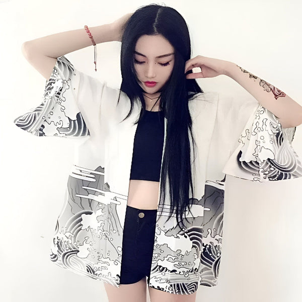 Femme portant un kimono blanc imprimé de vagues. Kimonos pour femmes disponibles à l'achat. Mode japonaise, vêtements de style kimono.