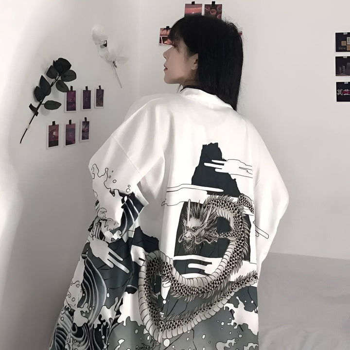 Femme portant un kimono blanc avec un motif de dragon. Vêtements de style japonais. Notre collection de kimonos uniques.