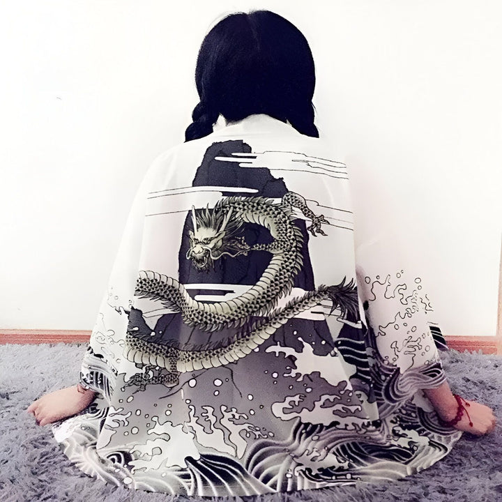 Kimono blanc avec motif de dragon asiatique. Vêtement japonais traditionnel, idéal pour un style unique. Découvrez notre collection de kimonos imprimés. Mode asiatique tendance.