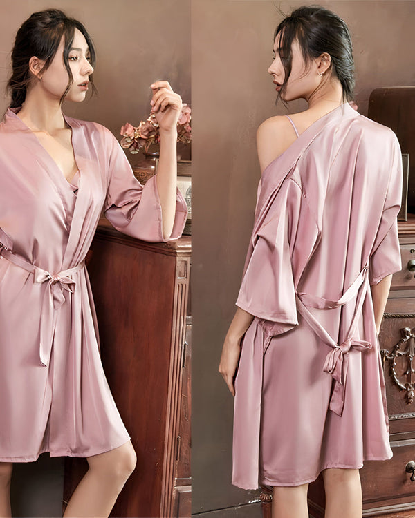 Kimono rose en soie porté par une femme, avec une ceinture à nouer. Vente de kimonos de qualité.
