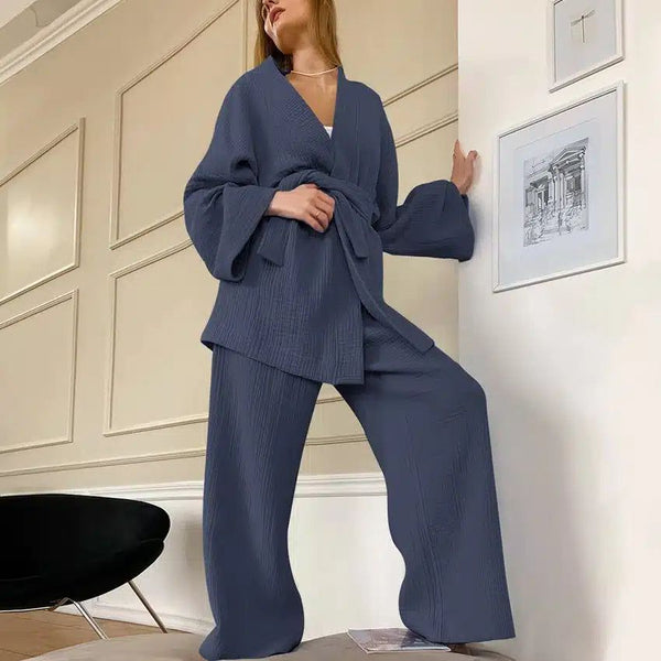 Femme portant un kimono bleu ample et un pantalon assorti. Ensemble kimono confortable et élégant. Vêtements de détente haut de gamme. Kimonos de qualité supérieure à vendre.