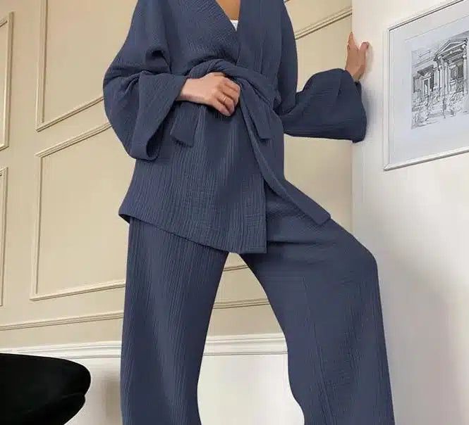 Kimono bleu en gaze de coton pour femme, avec pantalon assorti. Tenue confortable et élégante, idéale pour la détente à la maison ou comme vêtement d'extérieur léger. Découvrez notre collection de kimonos uniques.