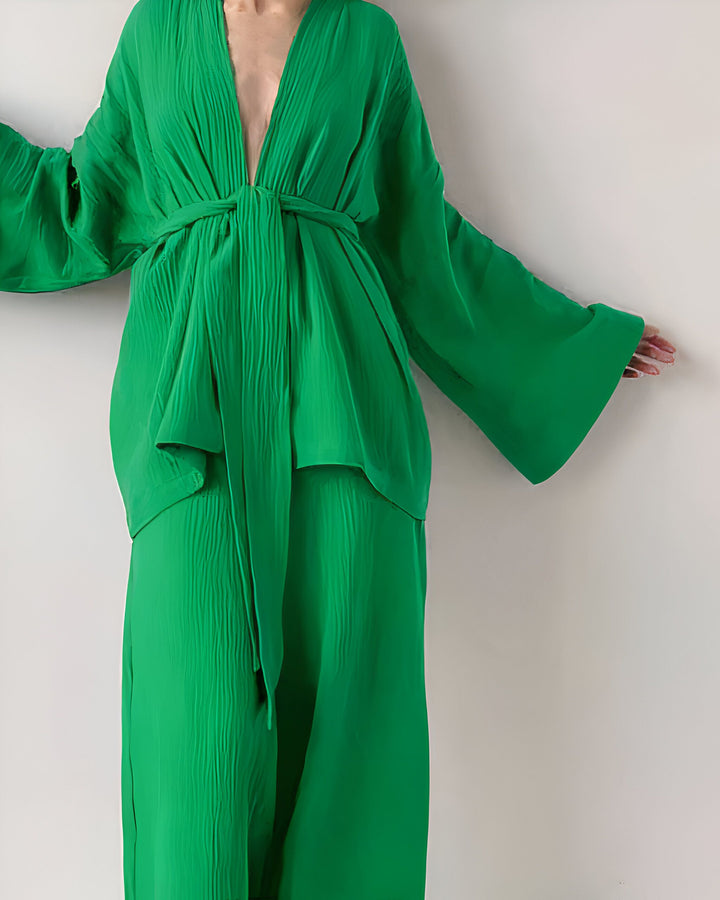 Kimono vert émeraude pour femme avec manches évasées et ceinture à nouer, parfait pour un look élégant et confortable. Découvrez notre collection de kimonos uniques.