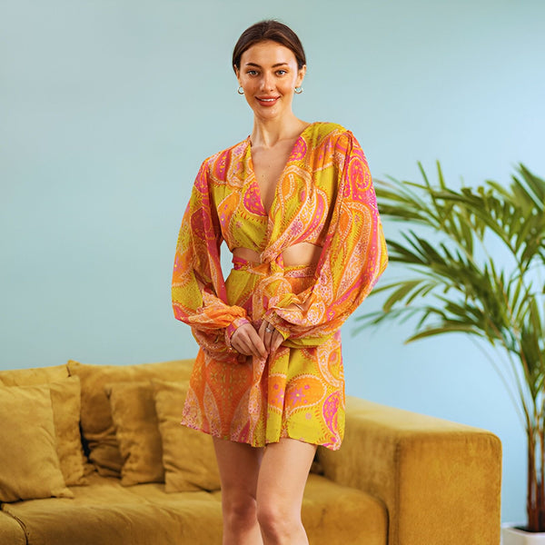 Femme souriante portant une robe kimono courte à motifs orange et jaune. Vêtements de style kimono pour femmes disponibles à l'achat.