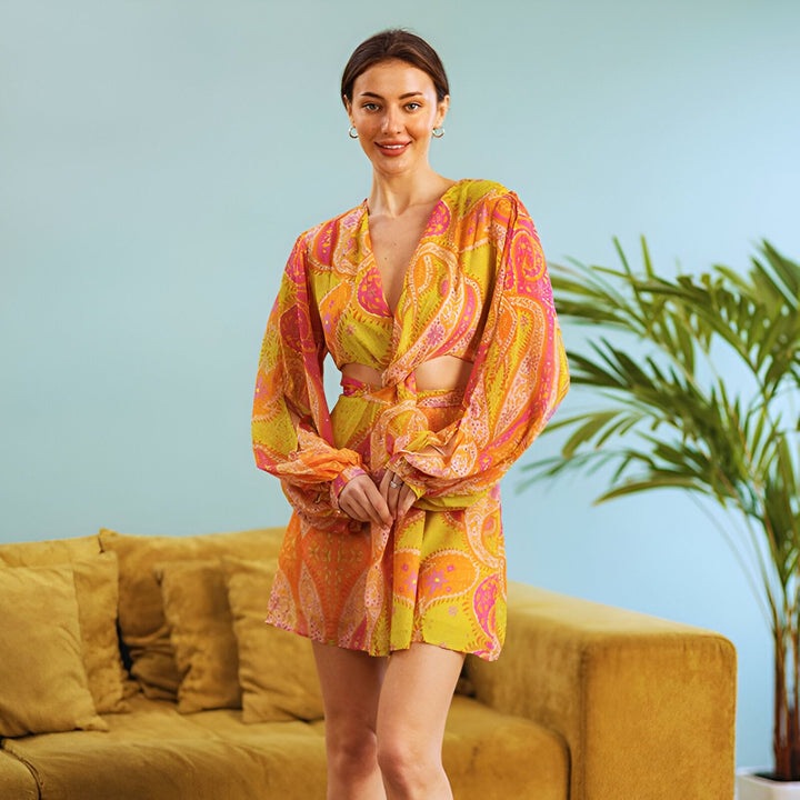 Femme souriante portant une robe kimono courte à motifs orange et jaune. Vêtements de style kimono pour femmes disponibles à l'achat.