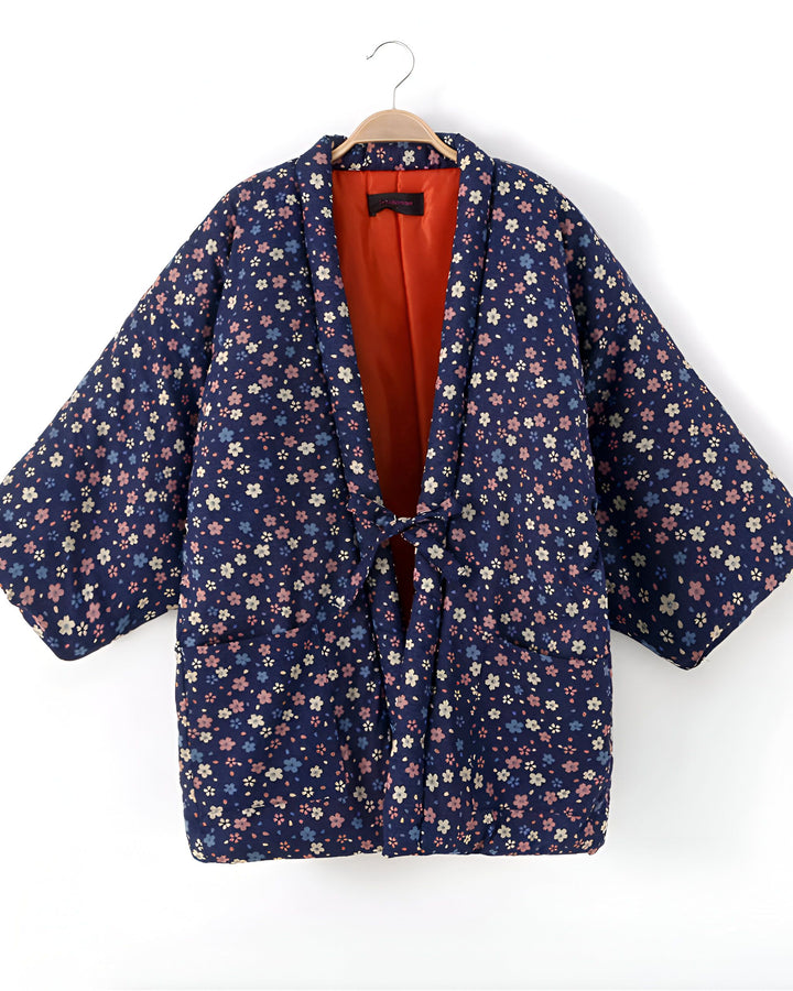 Kimono fleuri bleu marine avec doublure orange. Vêtement japonais traditionnel à motifs floraux, idéal pour un look unique et élégant. Découvrez notre collection de kimonos.