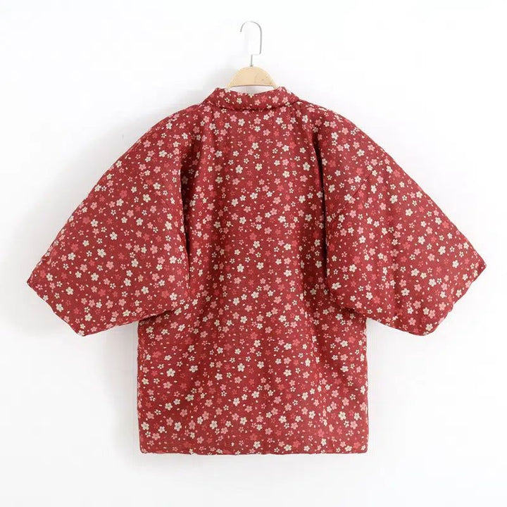Kimono rouge à fleurs blanches et roses suspendu. Vêtement traditionnel japonais, manches larges. Idée cadeau, mode femme, boutique de kimonos en ligne.