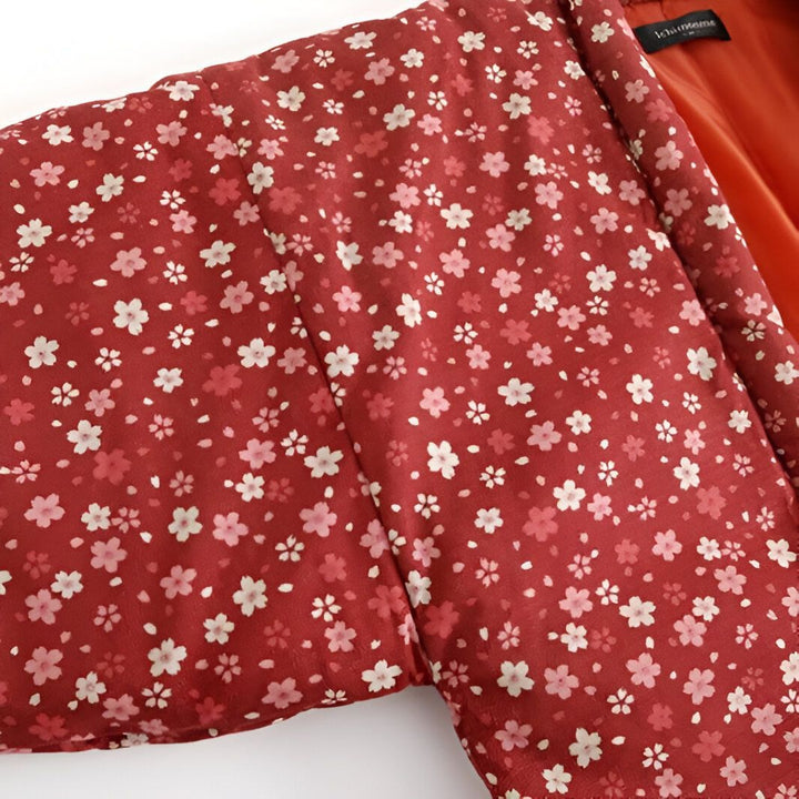 Kimono rouge avec motif floral délicat. Vêtements traditionnels japonais à motifs de fleurs. Idéal pour un style élégant et authentique. Découvrez notre collection de kimonos uniques.
