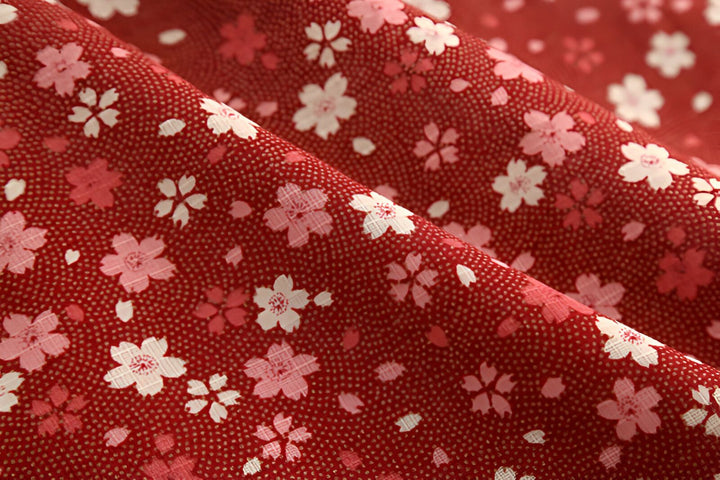 Motif floral japonais rouge et blanc pour kimono. Tissu traditionnel avec fleurs de cerisier (sakura). Texture délicate pour vêtements japonais authentiques.