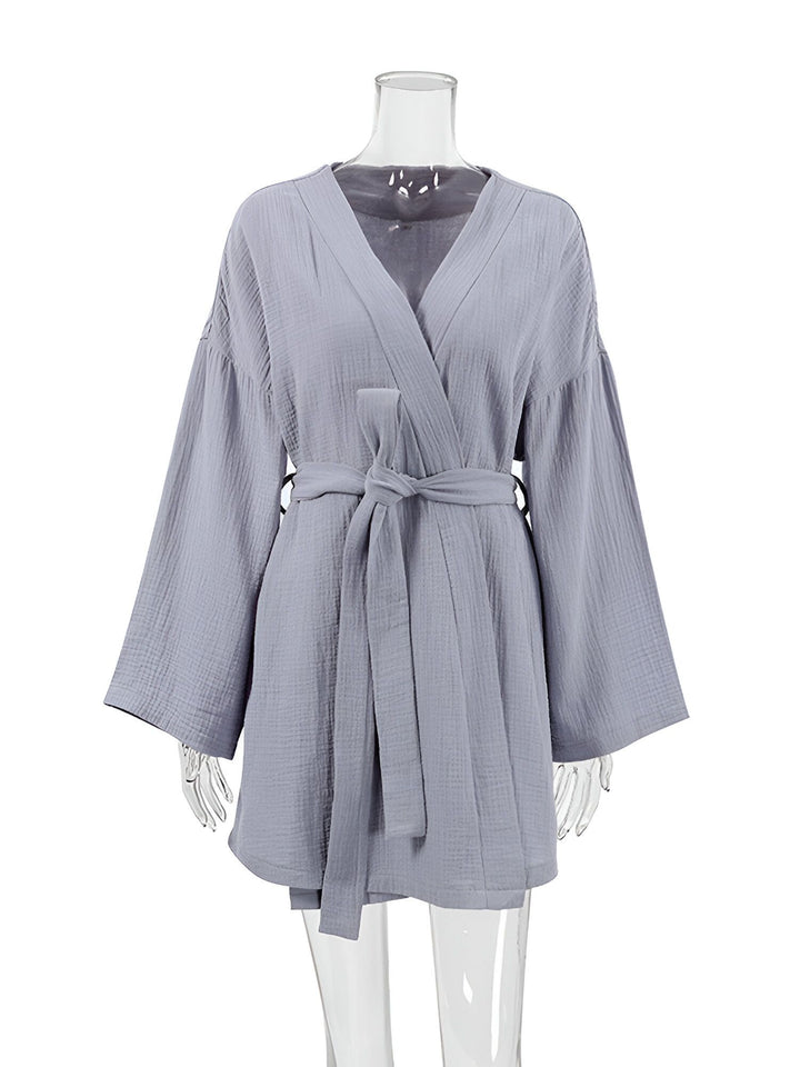 Kimono court gris en coton pour femme, manches amples et ceinture assortie. Vêtement d'intérieur confortable et élégant. Découvrez notre collection de kimonos de qualité.