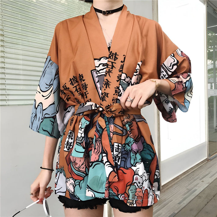 Femme portant un kimono marron avec des motifs asiatiques colorés. Vêtement de style japonais, disponible à l'achat. Boutique de kimonos en ligne.