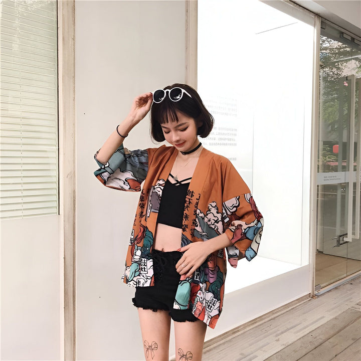 Jeune femme portant un kimono marron imprimé. Kimono tendance à manches larges, style japonais. Vêtements kimono à la mode.