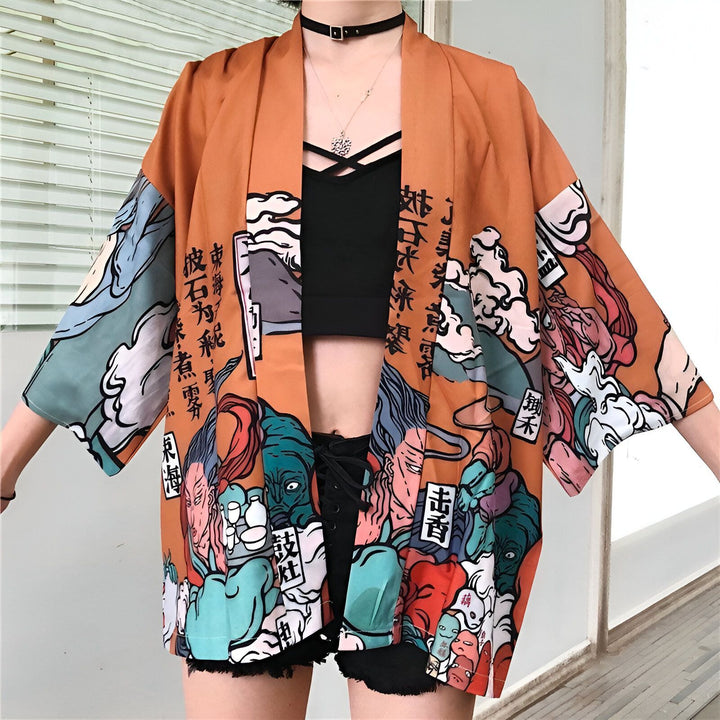 Kimono orange imprimé style japonais, avec des illustrations complexes de personnages et de textes asiatiques. Vêtement de mode unique et tendance, parfait pour ajouter une touche d'originalité à votre garde-robe. Découvrez notre collection de kimonos.