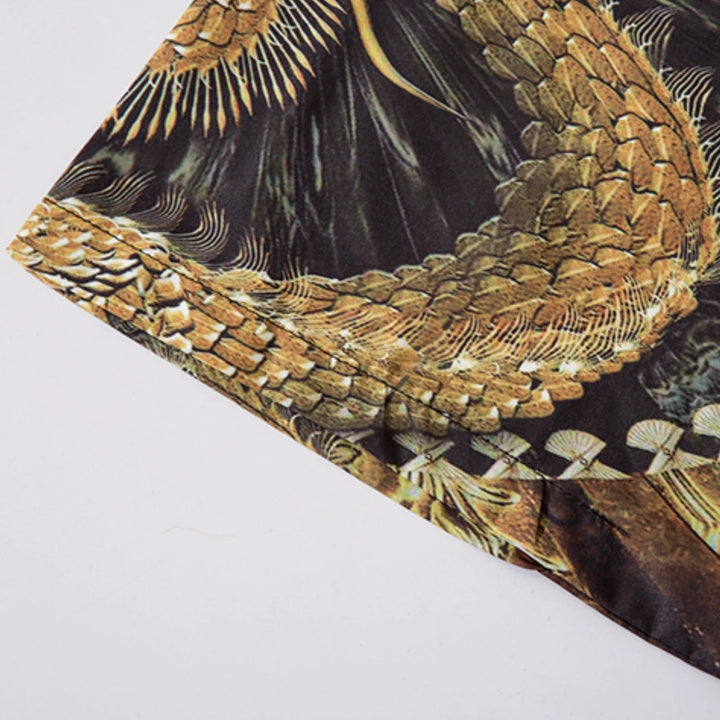 Détail d'un kimono avec un motif complexe de plumes dorées et noires. Vêtement de style japonais, texture riche, design élégant. Kimonos de qualité.