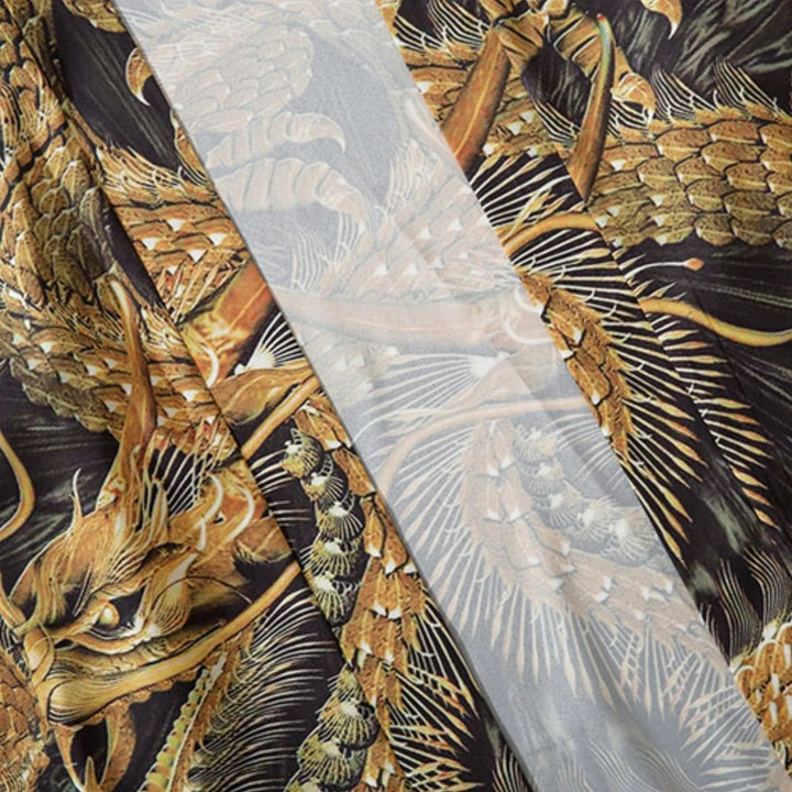 Motif de dragon doré sur kimono traditionnel. Détail du tissu luxueux, parfait pour un style unique. Découvrez notre collection de kimonos.