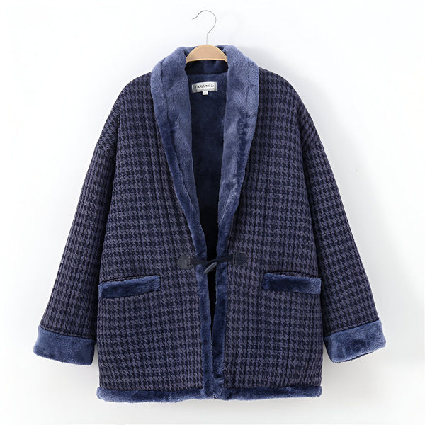 Kimono d'intérieur bleu à carreaux pied-de-poule avec col en fausse fourrure, suspendu à un cintre. Vêtement confortable et élégant.