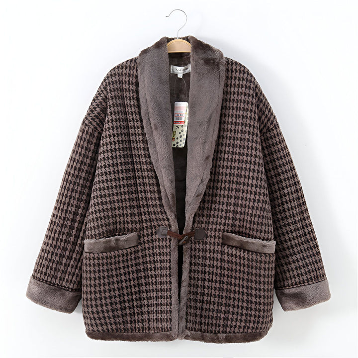 Kimono veste à carreaux pied-de-poule marron avec col en fausse fourrure douce. Vêtement d'extérieur élégant et confortable. Collection de kimonos.