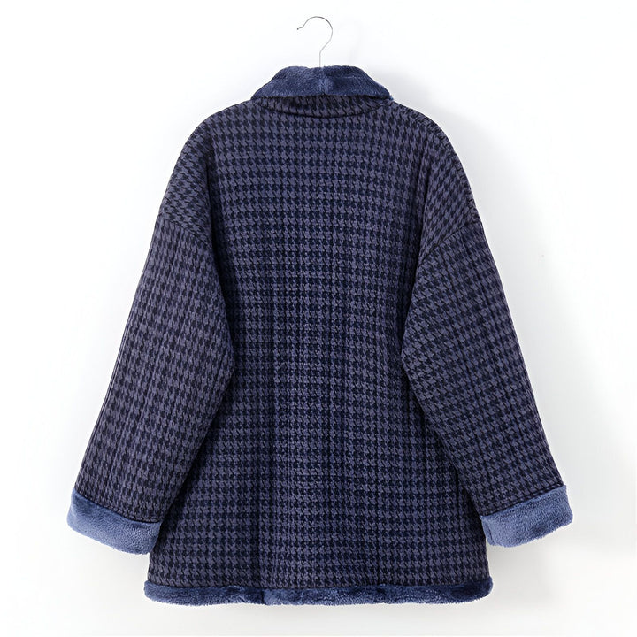 Kimono d'hiver à carreaux pied-de-poule bleu et noir. Vêtement chaud, col en fausse fourrure douce. Idéal pour un look cozy et élégant. Disponible dans notre boutique de kimonos.