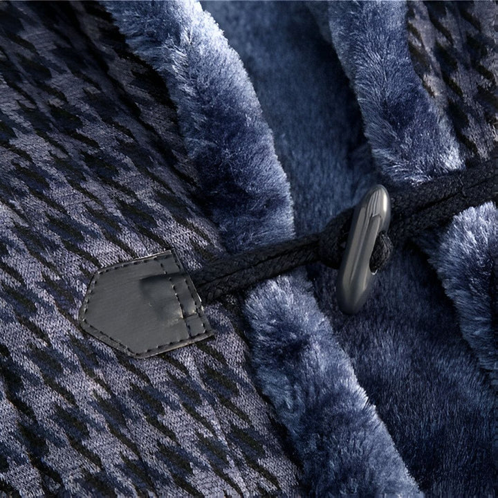 Détail d'un kimono confortable avec motifs et doublure en fausse fourrure. Fermeture brandebourg élégante. Parfait pour la détente.