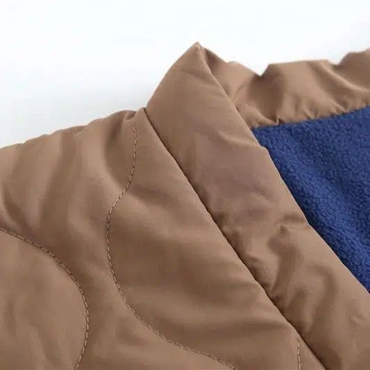Détail d'un kimono matelassé marron avec doublure en polaire bleue. Vêtements japonais modernes et confortables, disponibles dans notre boutique de kimonos.