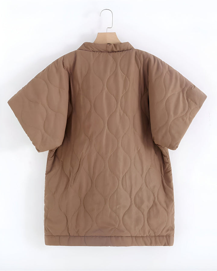 Kimono matelassé marron sur un cintre. Vêtement d'extérieur de style japonais, idéal pour compléter votre collection de kimonos.