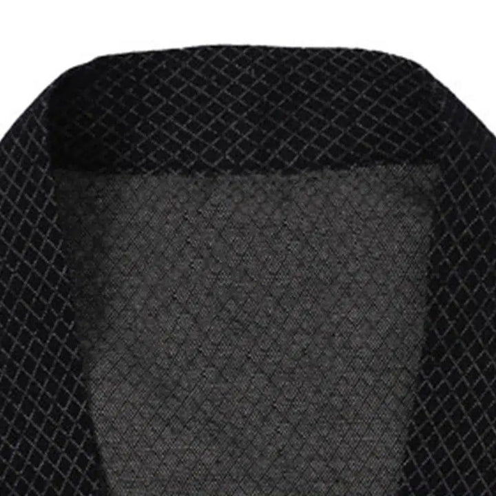 Gros plan sur le col d'un kimono noir, motif tissé en losanges. Détail élégant d'un vêtement traditionnel japonais. Kimonos de qualité supérieure disponibles à l'achat.
