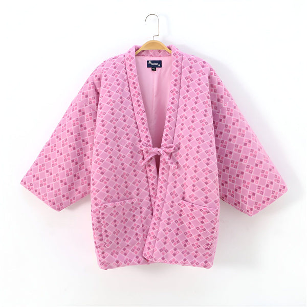Kimono rose à motifs losanges suspendu, style japonais traditionnel. Vêtements kimono pour femmes, confort et élégance. Idéal pour se détendre à la maison ou pour un look unique.